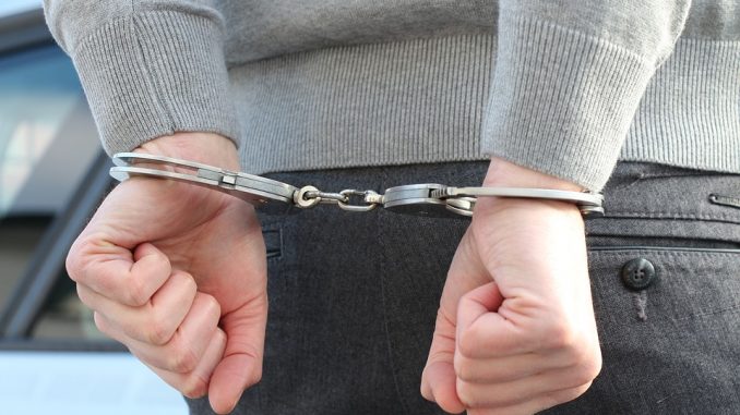 festgenommen-von-der-polizei Festgenommen von der Polizei