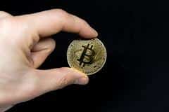 Bitcoin-Münze vor schwarzem Hintergrund by wuestenigel kryptowährung photo