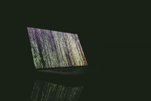 Laptop mit Code - Algorithmus Trading