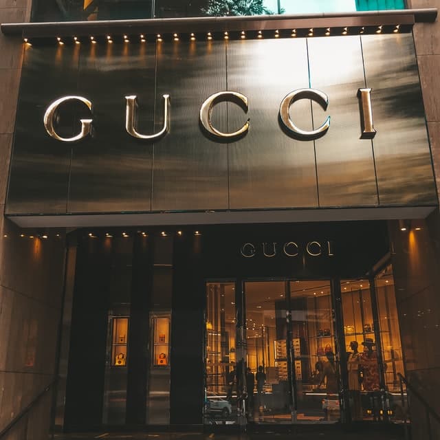 Bei Gucci mit Shiba Inu und Dogecoin bezahlen – kann das die Coins noch retten?