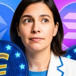 Nahaufnahme eines Gesichts, dessen Augen und Haut von einem blauen und goldenen Licht beleuchtet werden. Die Person hat einen schockierten und weit aufgerissenen Ausdruck. Im unscharfen Hintergrund sind die Symbole von Ethereum und Solana in einem futuristischen Stadtbild zu sehen.