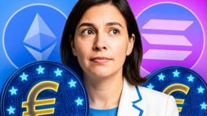Nahaufnahme eines Gesichts, dessen Augen und Haut von einem blauen und goldenen Licht beleuchtet werden. Die Person hat einen schockierten und weit aufgerissenen Ausdruck. Im unscharfen Hintergrund sind die Symbole von Ethereum und Solana in einem futuristischen Stadtbild zu sehen.