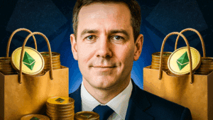 Ein lächelnder Mann in einem Anzug steht neben dem Ethereum-Logo. Im Hintergrund ist ein blauer Finanz-Chart mit einem aufsteigenden Kurs zu sehen.