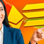 Eine Frau im Business-Outfit deutet auf die Logos von Ethereum, Solana und Bitcoin vor einem roten Hintergrund mit fallendem Kursdiagramm – Symbol für sinkende Kryptopreise.