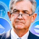 Mann mit Anzug und Brille vor Symbolen der US-Notenbank sowie den Logos von Ethereum und Solana.
