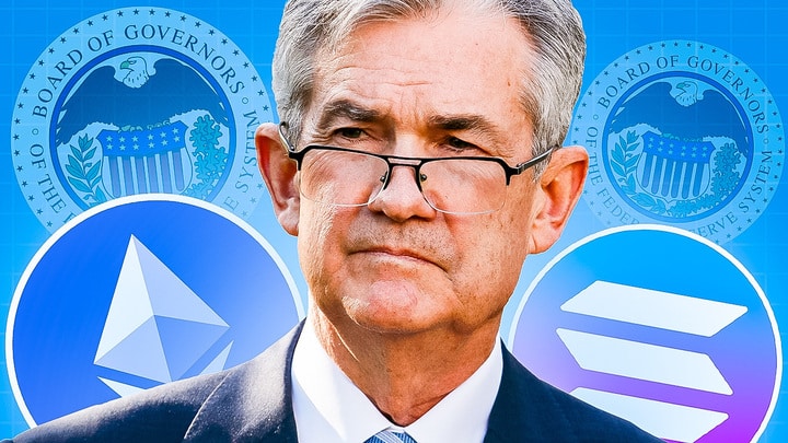 Mann mit Anzug und Brille vor Symbolen der US-Notenbank sowie den Logos von Ethereum und Solana.