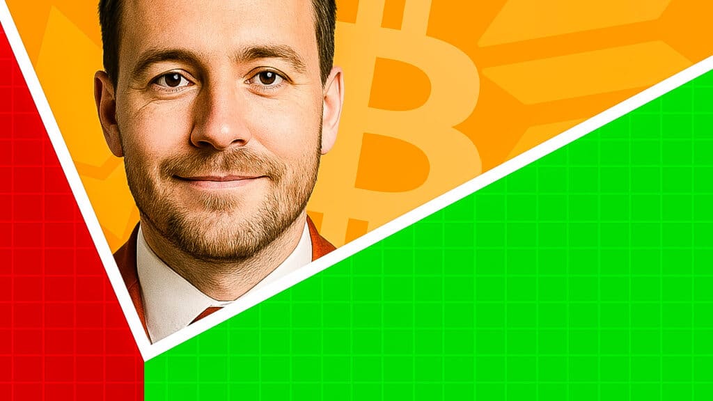 Ein lächelnder Mann blickt direkt in die Kamera. Der Hintergrund ist diagonal geteilt: Oben rechts ein orangefarbener Bereich mit einem angedeuteten Bitcoin-Symbol, unten links ein roter und rechts ein grüner Bereich, die durch eine weiße Linie getrennt sind. Dies symbolisiert die Entscheidungen im Handel.