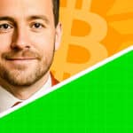 Ein lächelnder Mann blickt direkt in die Kamera. Der Hintergrund ist diagonal geteilt: Oben rechts ein orangefarbener Bereich mit einem angedeuteten Bitcoin-Symbol, unten links ein roter und rechts ein grüner Bereich, die durch eine weiße Linie getrennt sind. Dies symbolisiert die Entscheidungen im Handel.