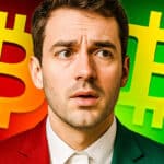 Ein Mann mit einem überraschten und ängstlichen Gesichtsausdruck blickt in die Ferne. Im Hintergrund sind zwei riesige Bitcoin-Symbole zu sehen, die auf einem geteilten Hintergrund von Rot (links) und Grün (rechts) liegen, was auf die Volatilität und Unsicherheit des Marktes hindeutet.
