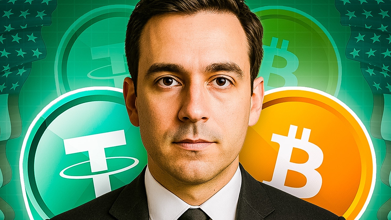 Ein Mann mit ernstem, entschlossenem Gesichtsausdruck blickt direkt in die Kamera. Im Hintergrund sind die Logos von Bitcoin und Tether zu sehen, die von angedeuteten amerikanischen Flaggen umrahmt werden. Die Szene ist in einer grün-orangen Farbpalette gehalten und vermittelt ein Gefühl von Ernsthaftigkeit.