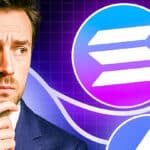Ein Mann mit nachdenklichem Gesichtsausdruck blickt in die Ferne. Im Hintergrund sind die Logos von Solana und Ethereum zu sehen, was die Unsicherheit bei der Wahl der Kryptowährung widerspiegelt. Die Szene ist in einer lila-blauen Farbpalette gehalten und vermittelt ein Gefühl von Unsicherheit.