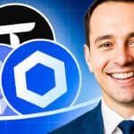 Lächelnder Mann vor den Logos von Ethereum, Chainlink und Tether – Symbolbild für positive Krypto-Markttrends und Altseason-Stimmung.