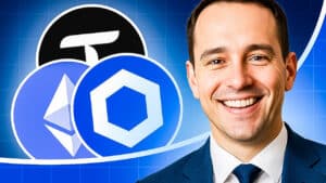 Lächelnder Mann vor den Logos von Ethereum, Chainlink und Tether – Symbolbild für positive Krypto-Markttrends und Altseason-Stimmung.