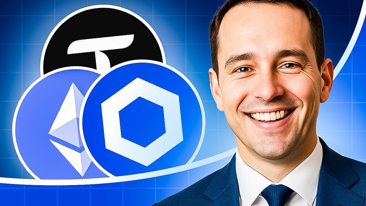 Lächelnder Mann vor den Logos von Ethereum, Chainlink und Tether – Symbolbild für positive Krypto-Markttrends und Altseason-Stimmung.