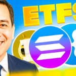 Lächelnder Mann vor den Symbolen von Solana, XRP, Litecoin und Dogecoin mit dem Schriftzug ETFs – Symbolbild für steigendes Interesse an Krypto-ETFs.