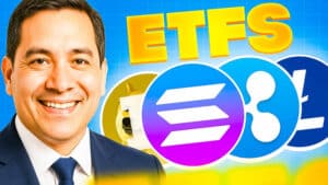 Lächelnder Mann vor den Symbolen von Solana, XRP, Litecoin und Dogecoin mit dem Schriftzug ETFs – Symbolbild für steigendes Interesse an Krypto-ETFs.