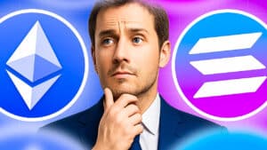 Ein nachdenklicher Mann zwischen den Logos von Ethereum und Solana auf blau-violettem Hintergrund – symbolisiert den Vergleich beider Kryptowährungen.