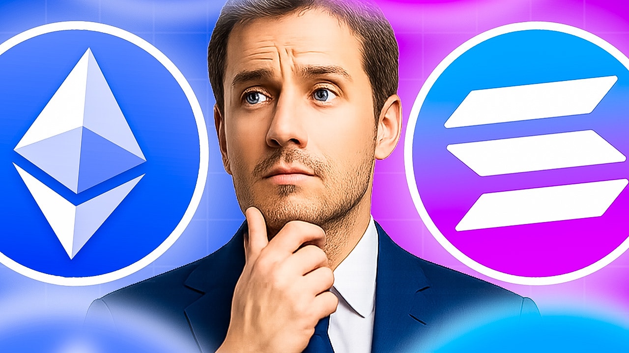 Ein nachdenklicher Mann zwischen den Logos von Ethereum und Solana auf blau-violettem Hintergrund – symbolisiert den Vergleich beider Kryptowährungen.