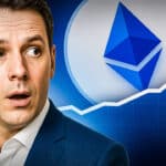 Ein überraschter Mann blickt auf ein Ethereum-Symbol vor einem steigenden Kursdiagramm im Hintergrund.
