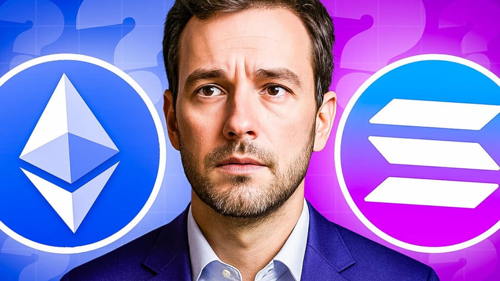 Ein nachdenklicher Mann zwischen den Logos von Ethereum und Solana auf blau-lila Hintergrund, symbolisch für den Vergleich beider Kryptowährungen.