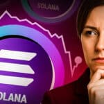 Eine Frau blickt nachdenklich auf ein großes Solana-Logo vor violettem Hintergrund mit Kursdiagramm – symbolisiert Unsicherheit über Solanas Marktentwicklung.