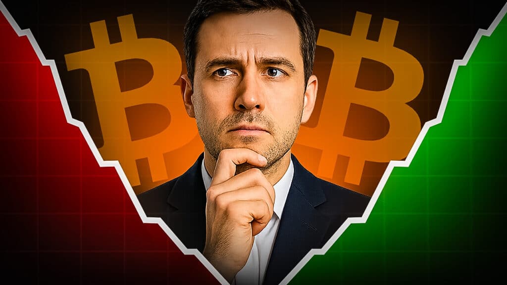 Ein nachdenklicher Mann vor großen Bitcoin-Symbolen mit einem roten Abwärtstrend links und einem grünen Aufwärtstrend rechts im Hintergrund.