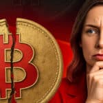 Frau mit besorgtem Blick steht neben einer gebrochenen goldenen Bitcoin-Münze auf rotem Hintergrund, Symbol für fallende Kryptowerte oder Marktunsicherheit.