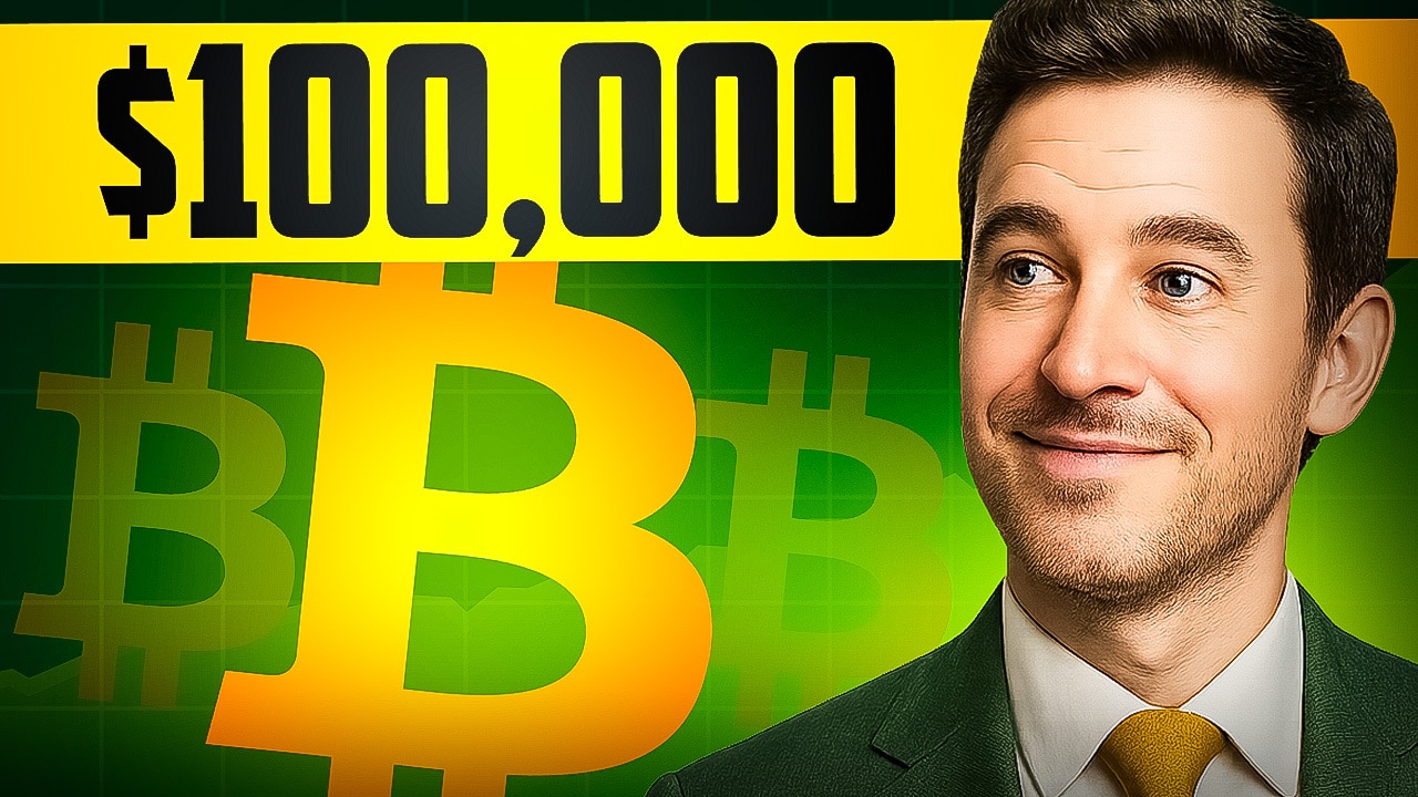 Ein lächelnder Mann in grünem Anzug und gelber Krawatte blickt zuversichtlich zur Seite. Hinter ihm ist das große Bitcoin-Symbol mehrfach zu sehen, und oben steht in fetten gelben Buchstaben „$100,000“. Der grüne Hintergrund mit Chartmuster vermittelt eine optimistische Bitcoin-Prognose.