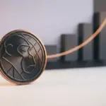 Abstrakter Apeing-Kryptotoken neben aufsteigender Marktgrafik für Presale und Staking
