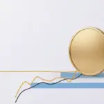Goldene Bitcoin-Münze über einer langfristigen Trendlinie mit markiertem Wochenschluss