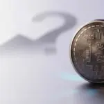 Bitcoin-Münze vor einer unsicheren Erholungskurve über einer hellen Finanzfläche