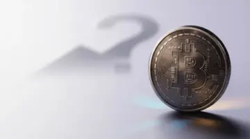 Bitcoin-Münze vor einer unsicheren Erholungskurve über einer hellen Finanzfläche
