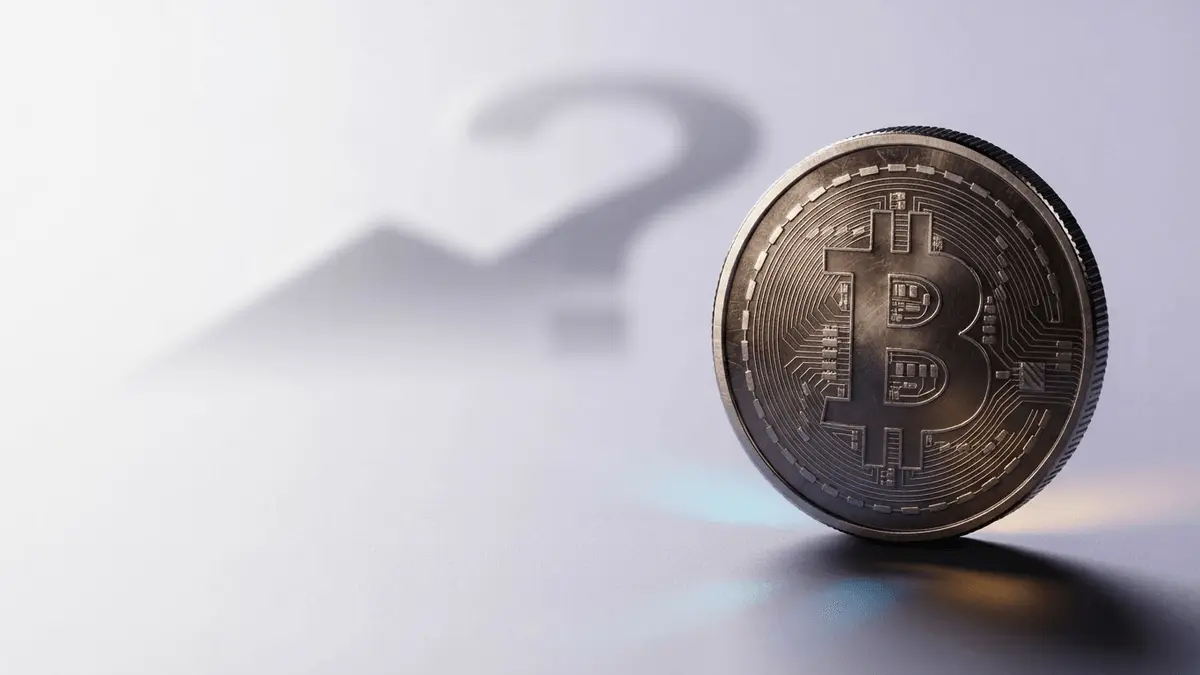 Bitcoin-Münze vor einer unsicheren Erholungskurve über einer hellen Finanzfläche