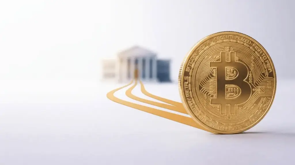 Goldener Bitcoin mit drei orangefarbenen Kapitalströmen als Symbol für starke ETF-Zuflüsse