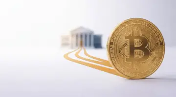 Goldener Bitcoin mit drei orangefarbenen Kapitalströmen als Symbol für starke ETF-Zuflüsse