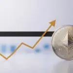 Ethereum-Münze vor einer markanten Widerstandszone mit aufwärtsgerichteter Kurslinie