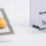 Goldener Aktien-Token an einer kontrollierten Blockchain-Zugangsschranke vor hellem Fintech-Hintergrund