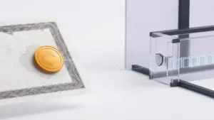 Fuenf Jahre Ausnahme Sec Aktien Token Goldener Aktien-Token an einer kontrollierten Blockchain-Zugangsschranke vor hellem Fintech-Hintergrund
