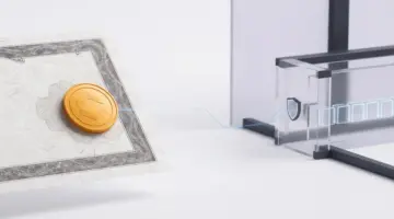 Goldener Aktien-Token an einer kontrollierten Blockchain-Zugangsschranke vor hellem Fintech-Hintergrund